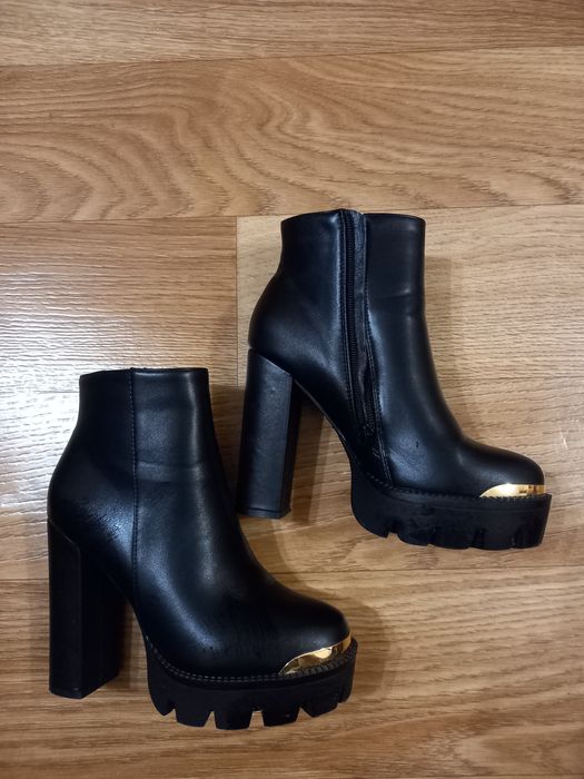 Продам жіночі ботильйони (сапожки) на тракторній підошві