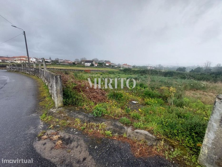 Terreno de construção com projeto aprovado para Moradia T4 com piscina