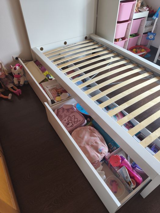 Vendo cama de solteiro e secretária