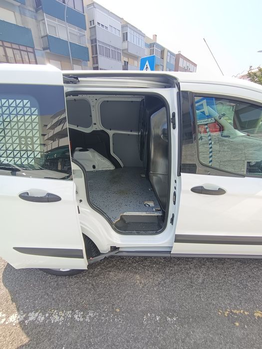 Ford Transit Courier 2022 muito nova