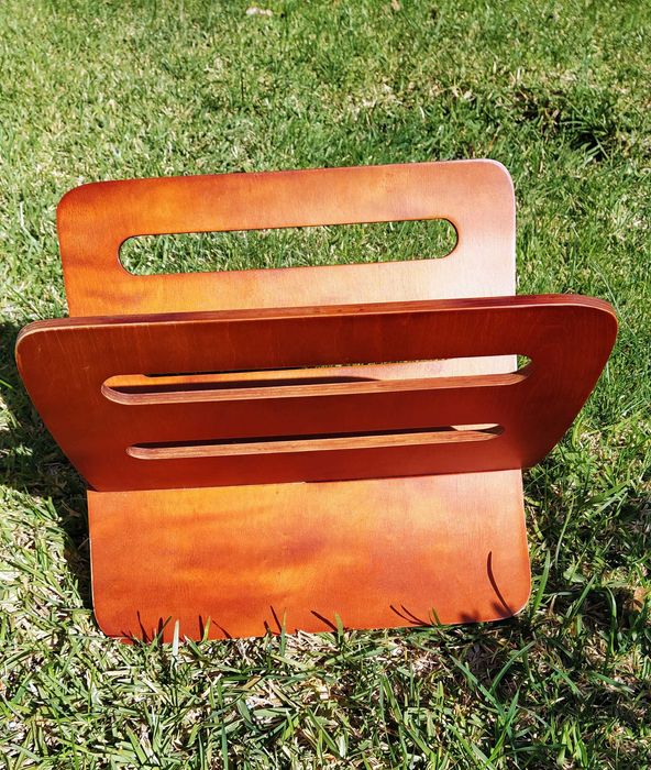 Porta revistas em madeira.