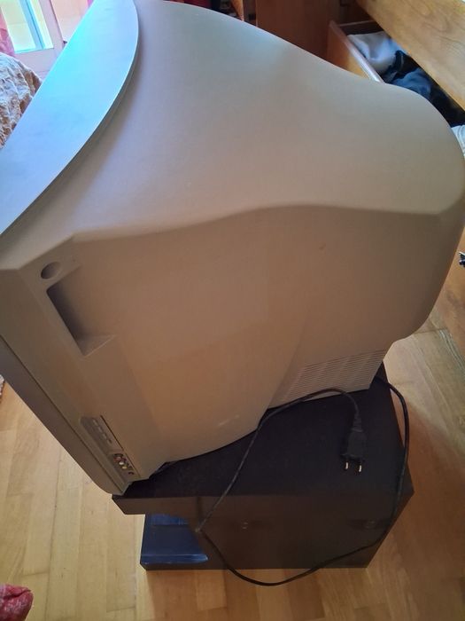 Televisão antiga Grundig em bom estado, a funcionar.