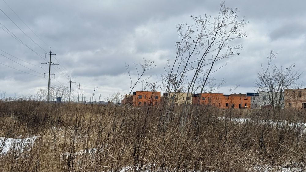 Ділянка біля котеджного містечка, поруч розвинена інфраструктура