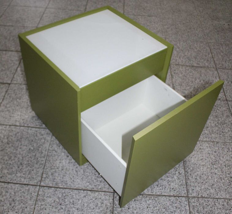 Mesa de cabeceira com tampo em vidro