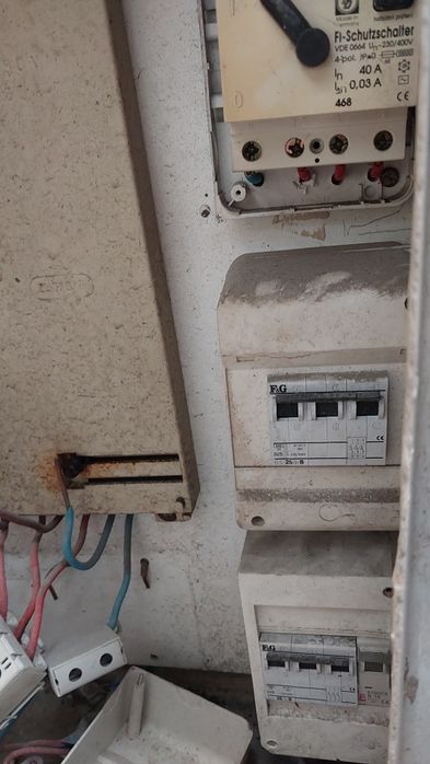 Skrzynka elektryczna budowlana