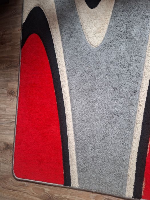 Dywan czerwono- czarno- biały