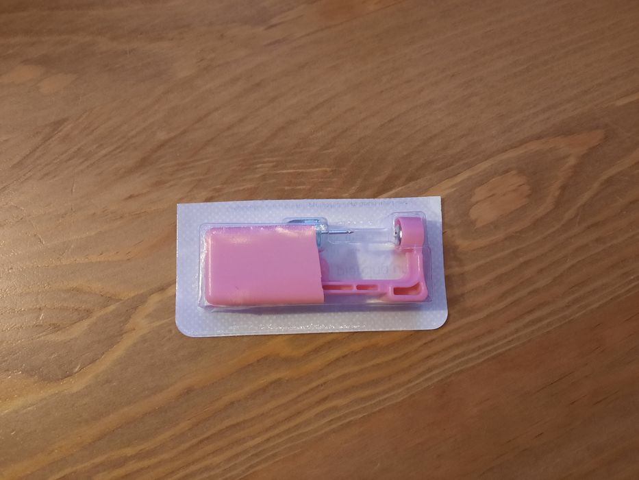 Zestaw do piercingu, przekłuwania uszu