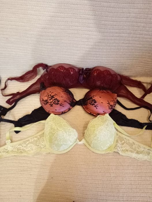 Бюстгальтери на паролоні  і з кісточками малого розміру.
