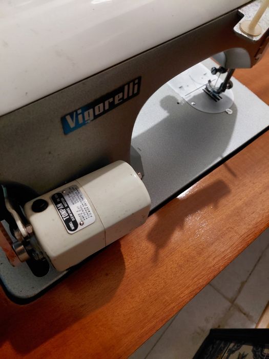Máquina de costura com móvel Vigorelli