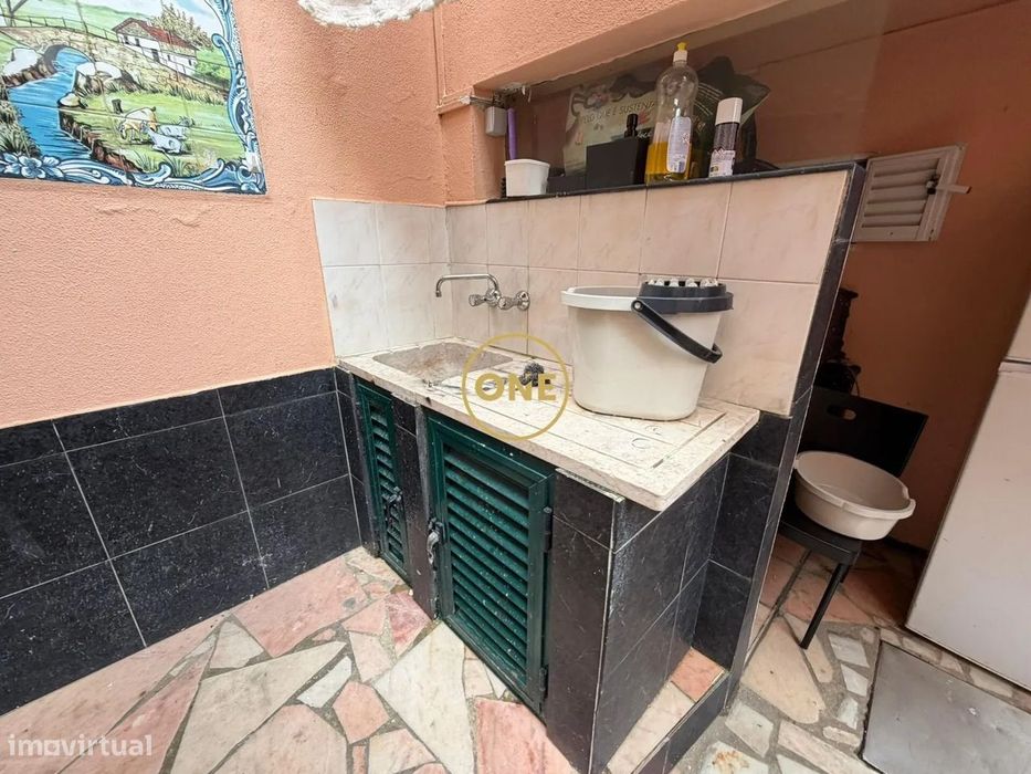 Moradia  Amora com 2 pisos e logradouro INVESTIMENTO GARANTIDO
