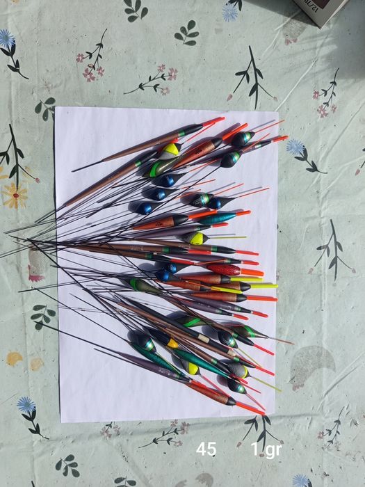 Pesca competição,bóias e anzóis empatados