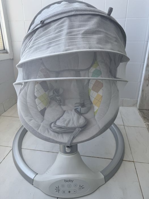 Baloiço elétrico para bebé, espreguiçadeira para bebé, 5 velocidades  com rede mosquiteira e comando bluetooth .