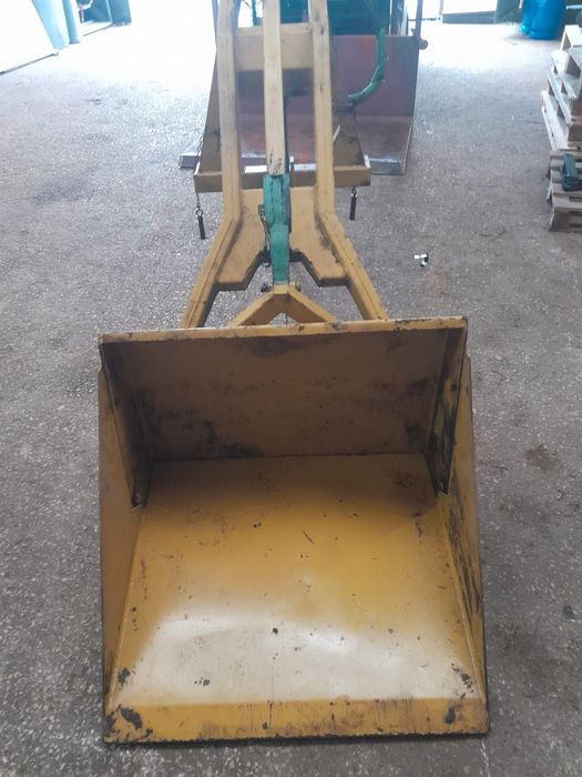 Pá com forquilha hidráulica