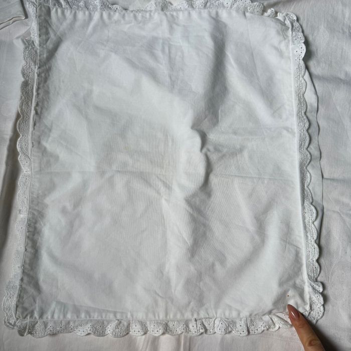 Білі наволочки на диванні подушки з мереживом