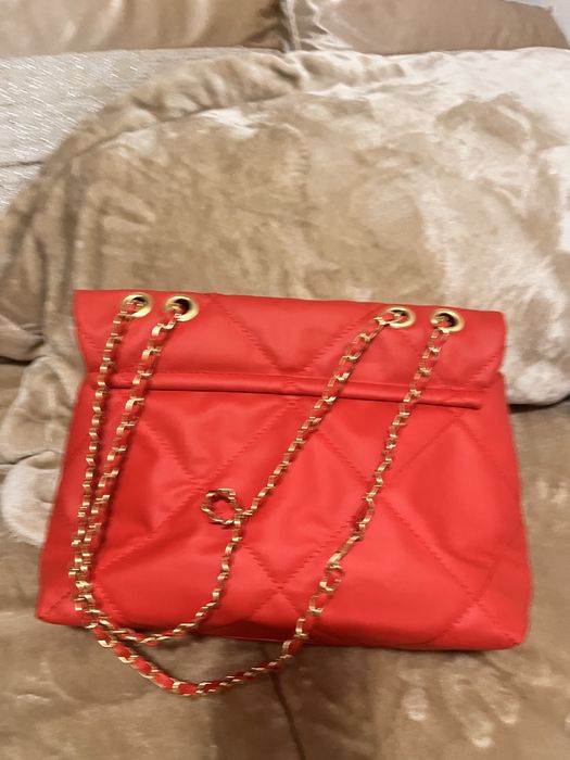 Mala / bolsa vermelha com detalhes dourados