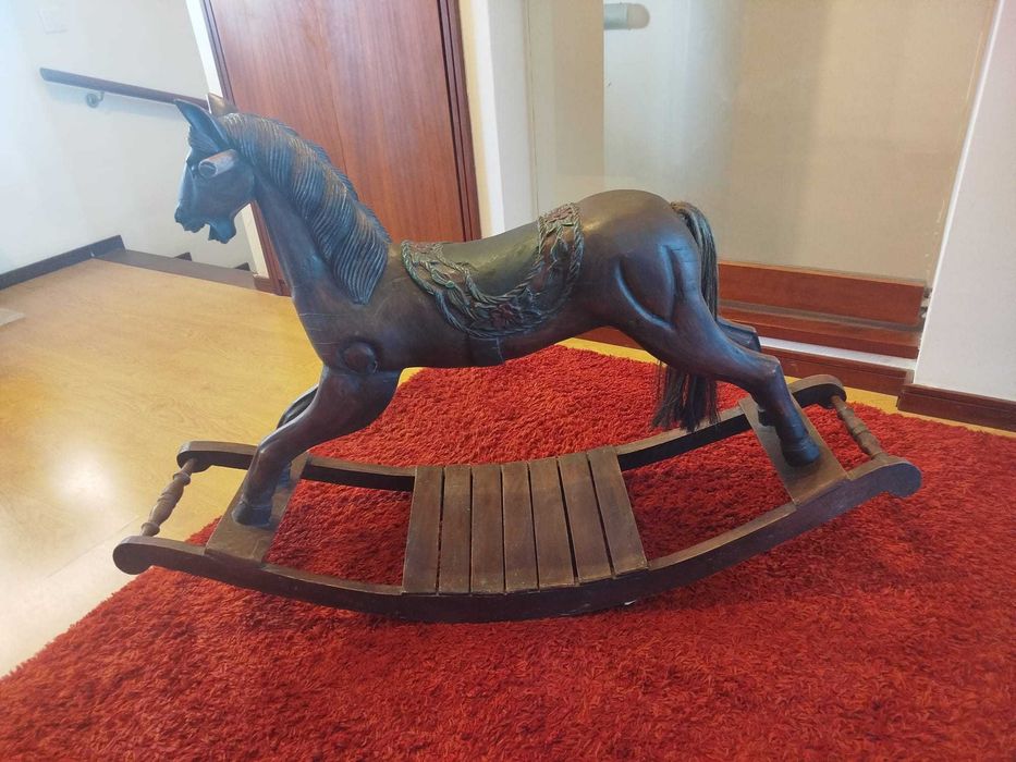 Cavalo de baloiço em madeira lacada