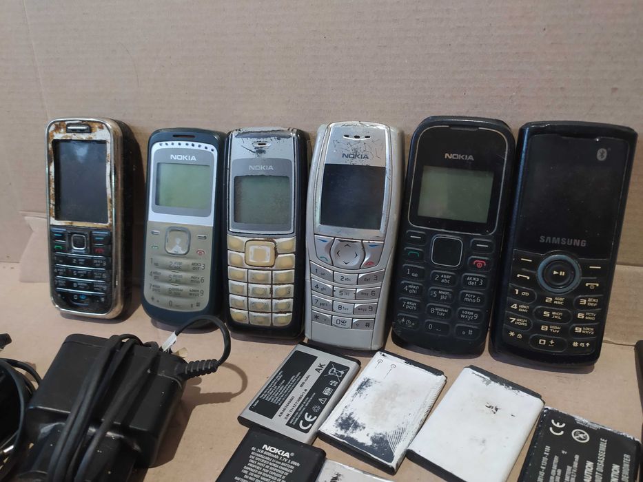 Кнопочный мобильный телефон всё вместе