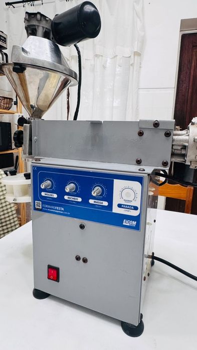 Máquina de salgados com diversos acessórios