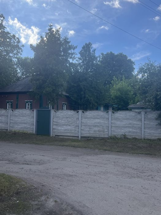 Продається будинок неподалік центру міста