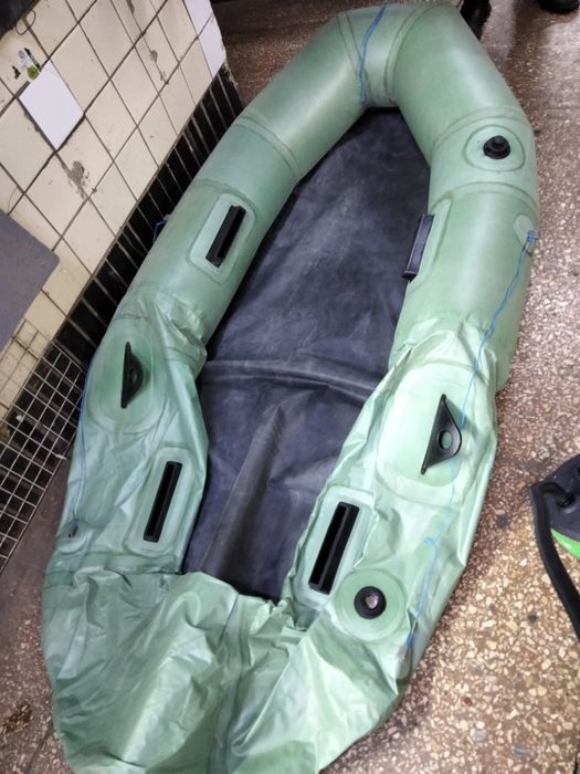 Лодка резиновая.