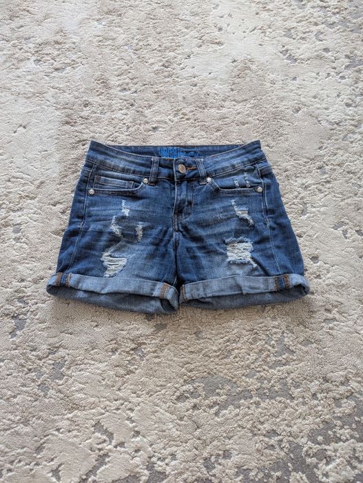 Рвані джинсові шорти з підкатами