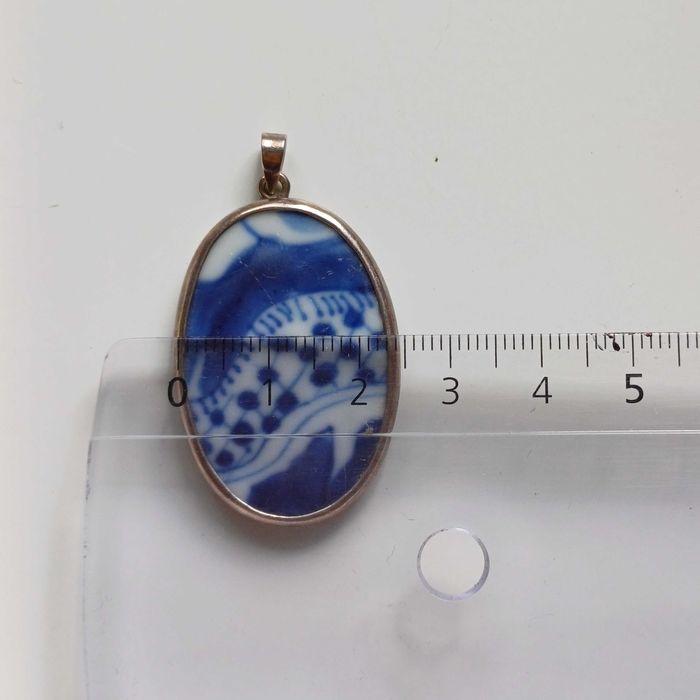 Medalha com Prata e Porcelana Azul e Branca, design oriental