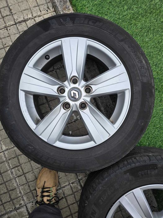 Vendo jantes e pneus  215 60 r 16 para Renault talisman/megane.