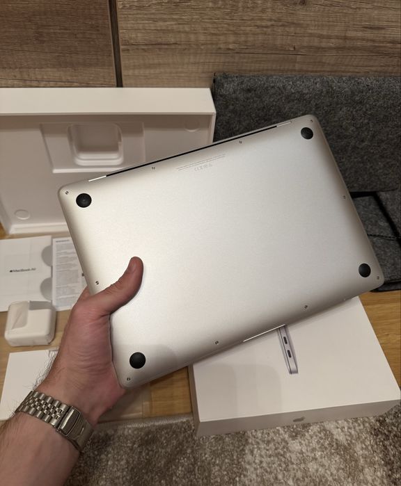 Macbook air 13 Intel 8/256 silver (як новий) 22 цикли