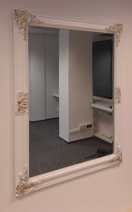 Lustro Ścienne w Ozdobnej Ramie