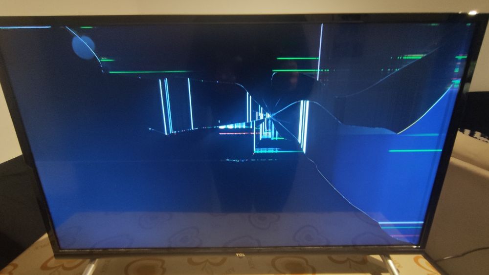 Tv tcl com a tela partida