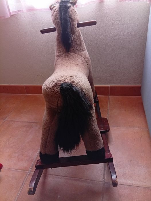 Cavalo de baloiço para brincar