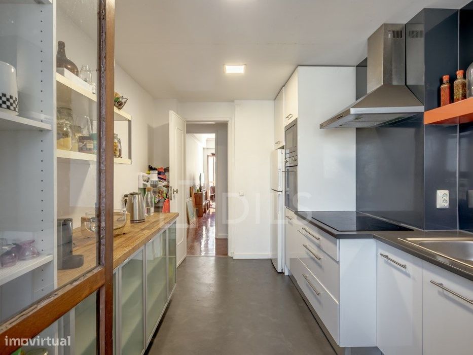 Apartamento T2 com varanda e elevador, em Oeiras.