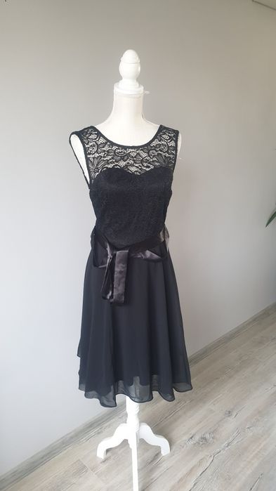Czarna sukienka rozkloszowana M