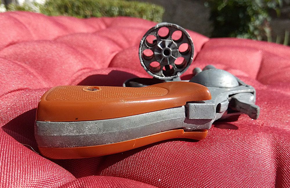 Revolver 607 ou Arma Fabricado em Espanha e com a sua Caixa em Madeira de Castanho e Ferragens em Bronze