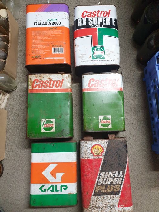 Diversas latas antigas