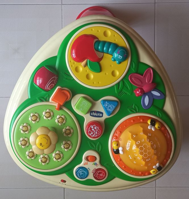 Mesa de atividades para bebés