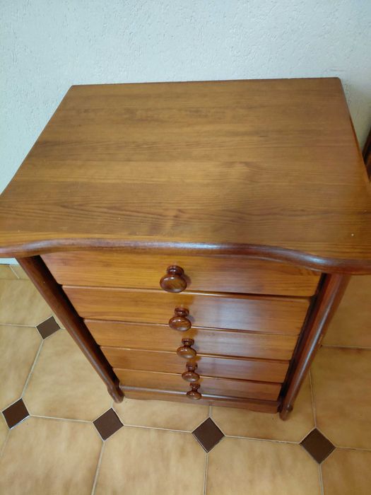 Armário de madeira com 5 gavetas