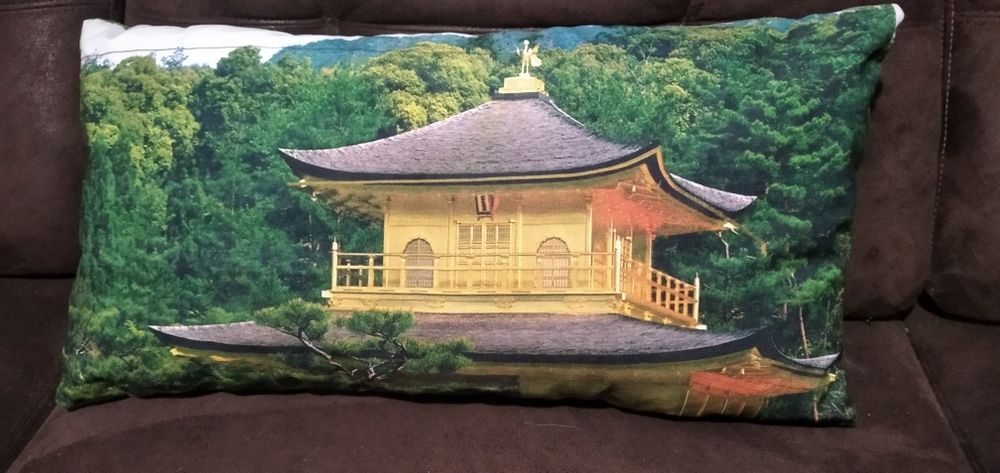 Красивая декоративная подушка