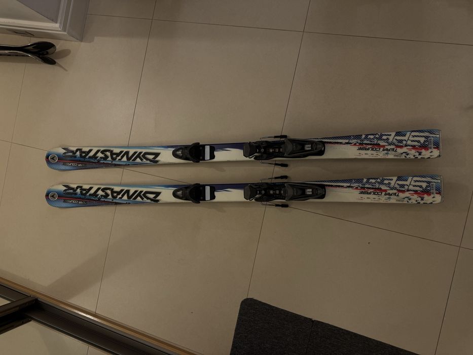 Niebieskie narty Dynastar