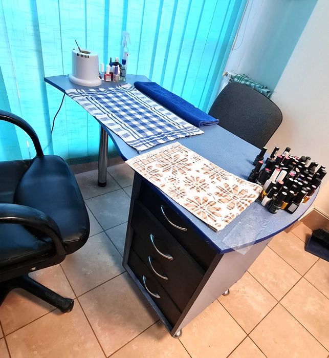 Дизайнерський Стіл для манікюру б/в в хорошому стані