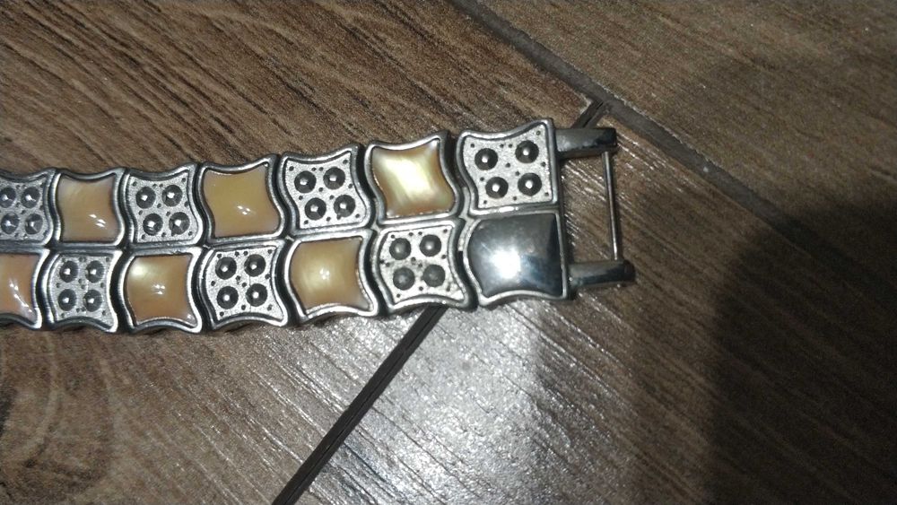 Damski zegarek z ozdobną bransoletą