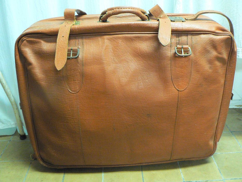 Duża walizka ze skóry na kółkach