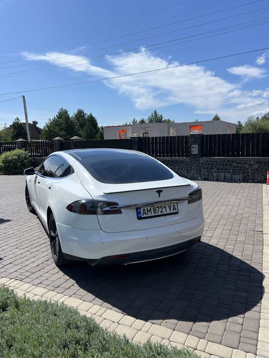 Tesla model s p 85
