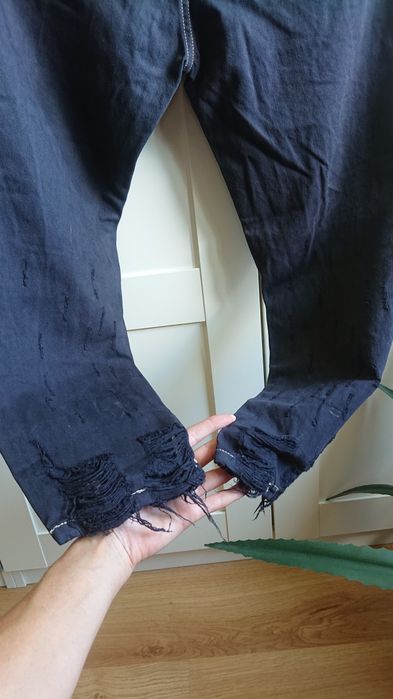 Spodnie jeansowe damskie marki Stradivarius DIY z dziurami