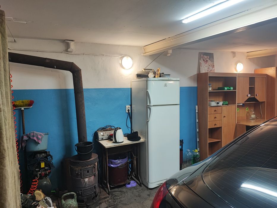 Продам большой хороший гараж на ПХЗ за 6 школой после капитального рем