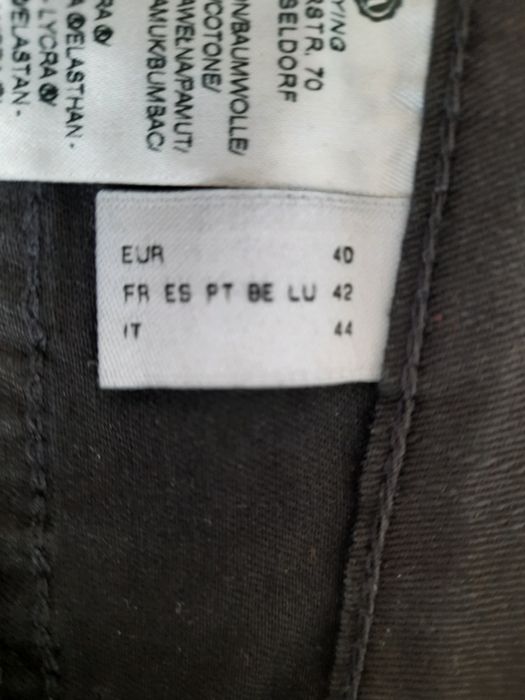 Czarne bawełniane spodnie typu jeansy bootcut