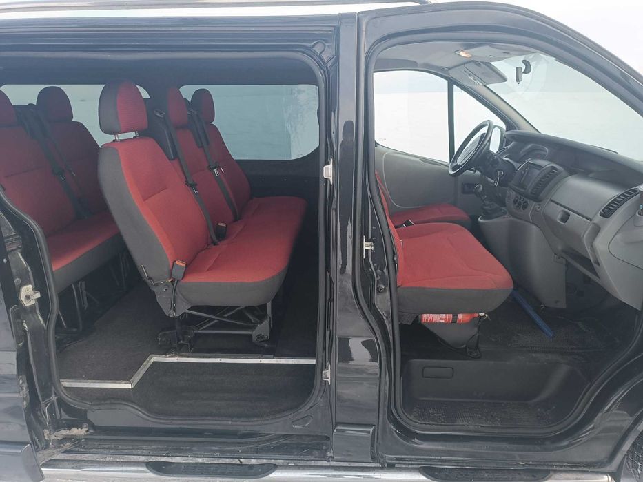 Renault Trafic 9 osobowy 2.5 bardzo zadbany ( vivaro primastar)