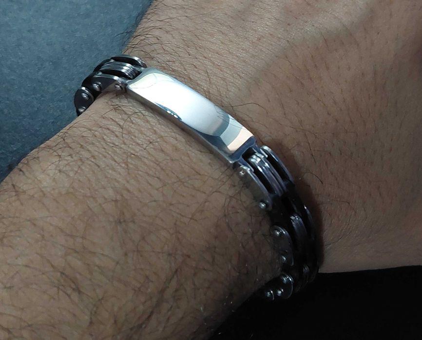 Pulseira com chapa para gravar nome, em aço e borracha, como nova