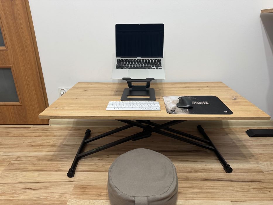 Stolik do pracy na siedząco | Biurko podłogowe regulowane | Stolik kawowy | Floor Desk | 110 x 62 cm - Dąb Artisan | Statyw Keyboardowy Gravity KSX2