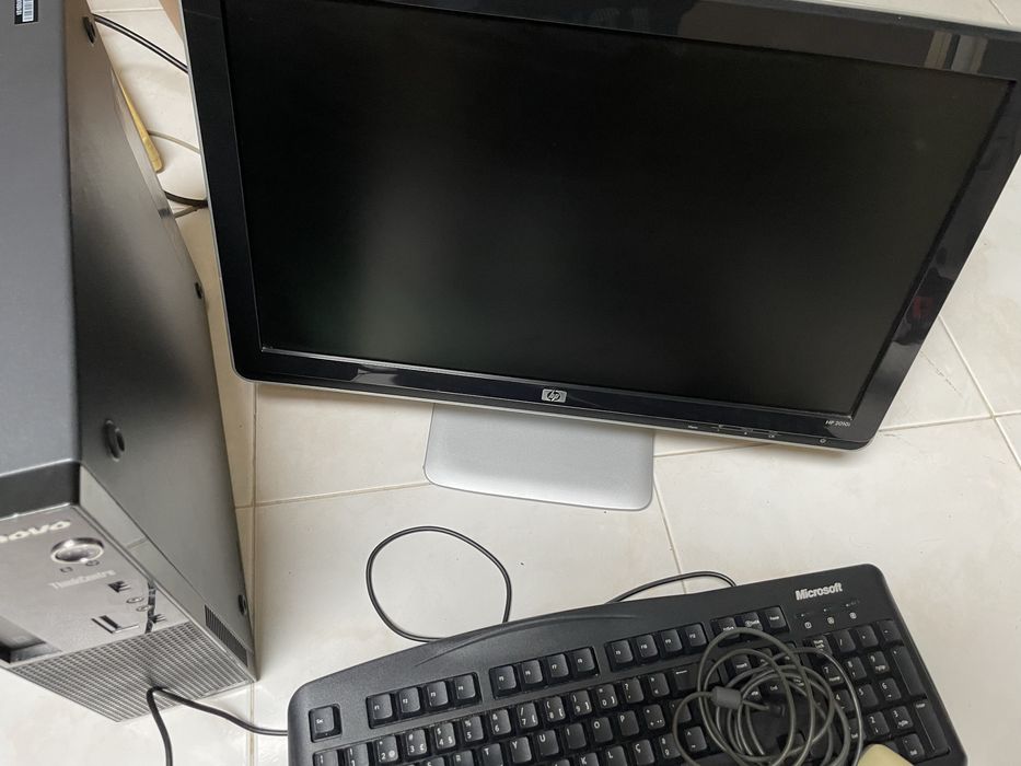 Computador Lenovo desktop + monitor + teclado e rato